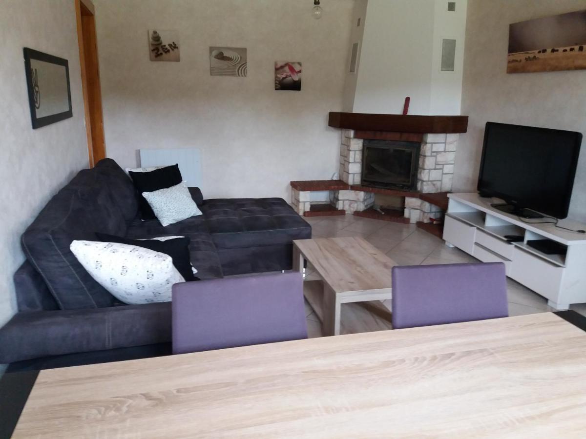 Appartement Meuble Agreable Au Coeur Du Massif Du Jura Malpas 外观 照片